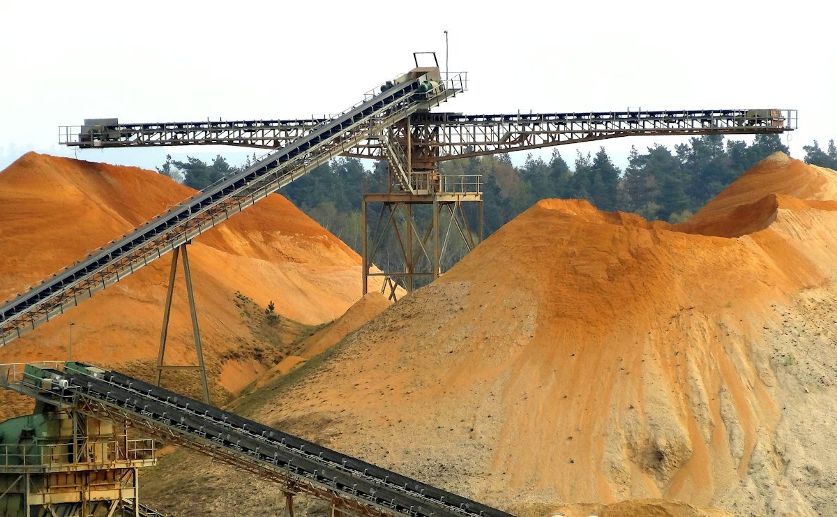 Radial conveyors building sand and aggregate stockpiles